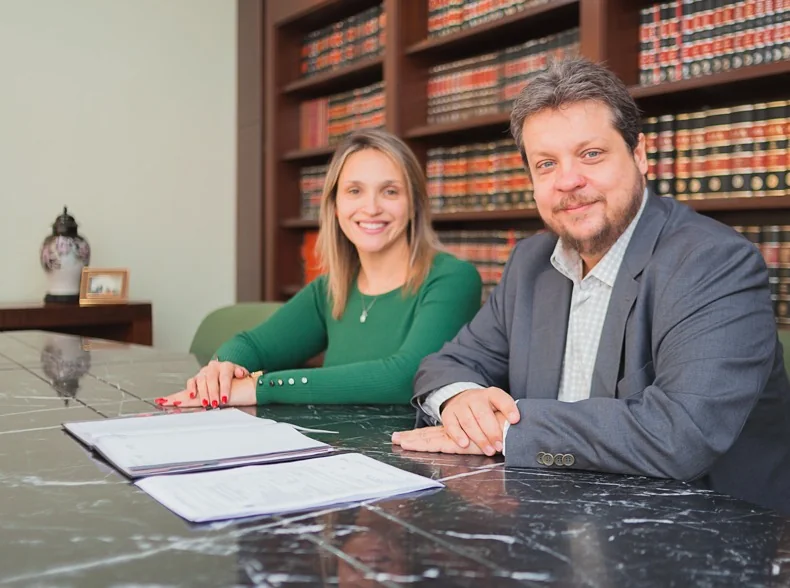 Diretores Beatriz Alves Simões e Daniel Alves Simões na sala de reunião do escritório da Luzitana